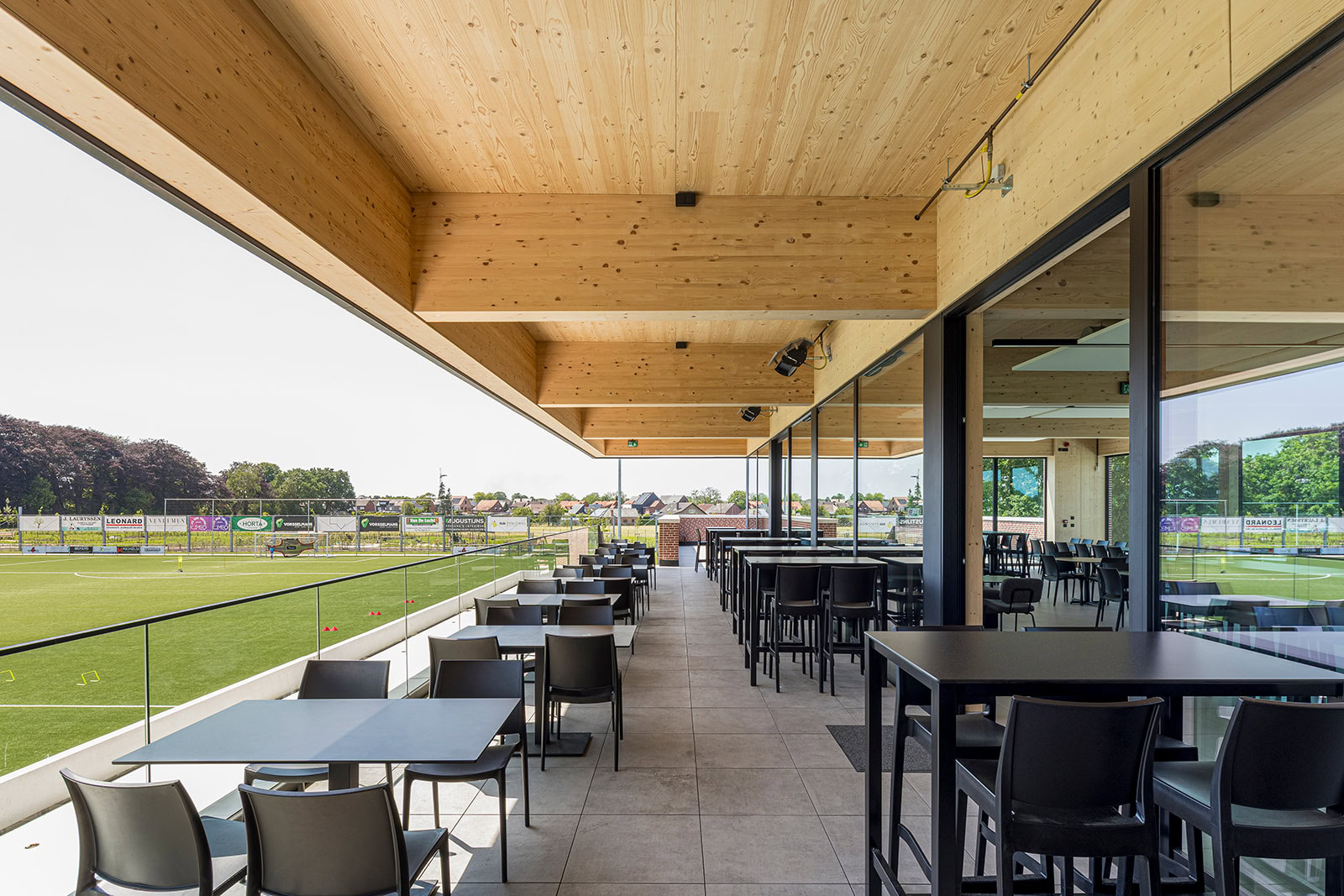 Balustrades Martens Glas - voetbalkantine LV architecten