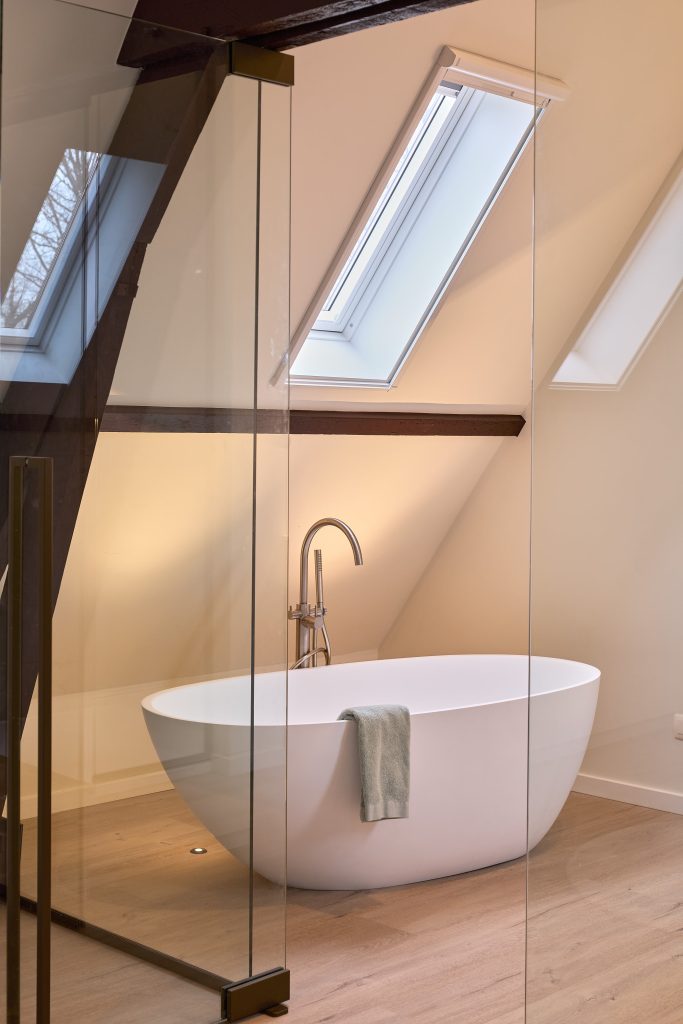 glaswand badkamer